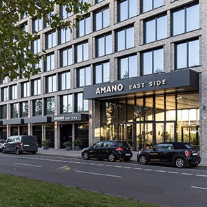 Das Foto beschreibt den Eingangsbereich des Amano-Hotels in Berlin.